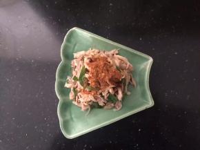 表面撒上辣椒粉。