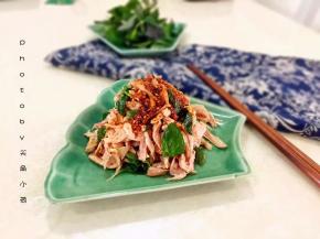 热油浇在辣椒粉上。