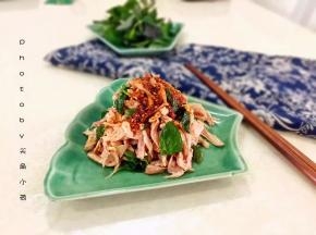 热油浇在辣椒粉上。