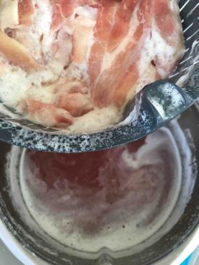 血水倒掉，肉表面的沫子用水冲掉即可