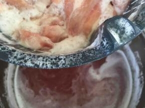 血水倒掉，肉表面的沫子用水冲掉即可