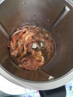 绰水后的牛肉放进主锅里，加入盐一小勺，糖二小勺，淀粉一小勺，蚝油三小勺，生抽二小勺，味淋二小勺，再加入一些清水，量可以自己调节，放的水多，一会牛肉汤就多