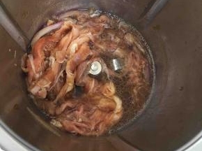 绰水后的牛肉放进主锅里，加入盐一小勺，糖二小勺，淀粉一小勺，蚝油三小勺，生抽二小勺，味淋二小勺，再加入一些清水，量可以自己调节，放的水多，一会牛肉汤就多