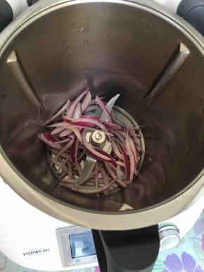 洋葱切成条，15克油，3分钟/120度/速度小勺，爆香