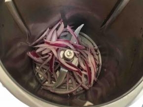 洋葱切成条，15克油，3分钟/120度/速度小勺，爆香