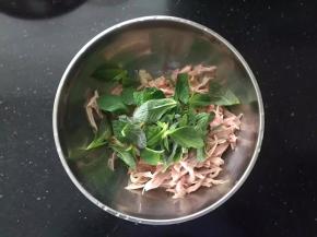 鸡丝和薄荷叶倒入碗中。