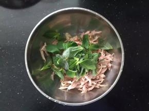 鸡丝和薄荷叶倒入碗中。
