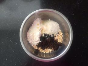 把除了水以外的所有材料倒入盆中。