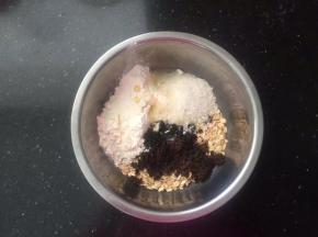 把除了水以外的所有材料倒入盆中。