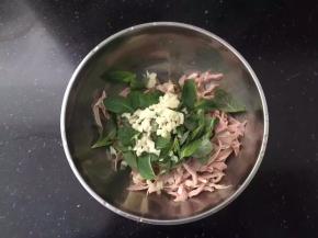 大蒜去皮剁碎倒入碗中。