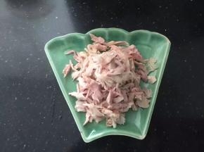 鸡肉撕成丝。