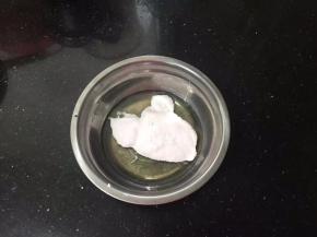 蛋白倒入打蛋盆中，加入Fluff 棉花糖。