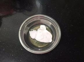 蛋白倒入打蛋盆中，加入Fluff 棉花糖。