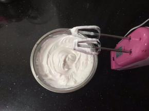 用电动打蛋器低速打至硬性发泡。