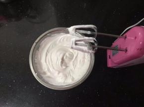 用电动打蛋器低速打至硬性发泡。
