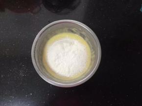 z字形搅拌至顺滑细腻，接着筛入粉类。