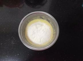 z字形搅拌至顺滑细腻，接着筛入粉类。