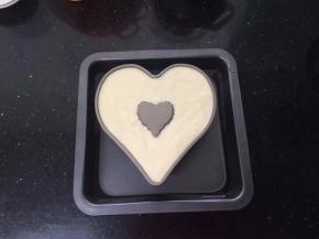 倒入蛋糕模中，放入一个烤盘里，烤盘里注入三分之二的凉水。