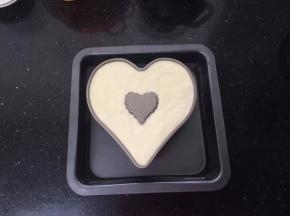 倒入蛋糕模中，放入一个烤盘里，烤盘里注入三分之二的凉水。