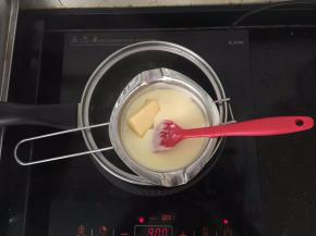 搅拌至细腻顺滑接着放入黄油。