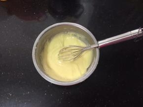 z字形搅拌至无干粉、无颗粒。