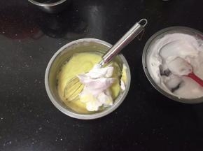 取三分之一蛋白霜加入蛋黄奶酪糊中，切拌均匀。