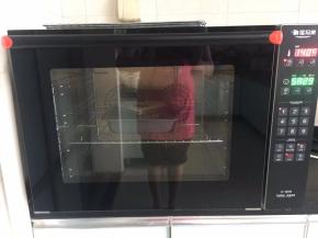 将ukoeoE6050风炉烤箱设定温度为140度、加热时间为60分钟，达到设定温度后会有智能提示音，接下来放入烤盘于中下层进行烘烤，待听到烘烤结束提示音后继续焖40分钟或1个小时左右再取出。