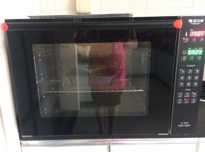 将ukoeoE6050风炉烤箱设定温度为140度、加热时间为60分钟，达到设定温度后会有智能提示音，接下来放入烤盘于中下层进行烘烤，待听到烘烤结束提示音后继续焖40分钟或1个小时左右再取出。