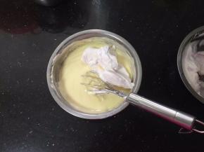 再放入三分之一蛋白霜加入蛋黄奶酪糊中，切拌均匀。