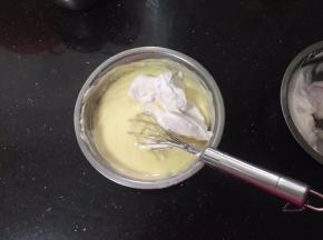 再放入三分之一蛋白霜加入蛋黄奶酪糊中，切拌均匀。