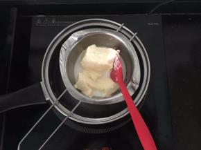 奶油奶酪和牛奶倒入锅中隔热水搅拌。