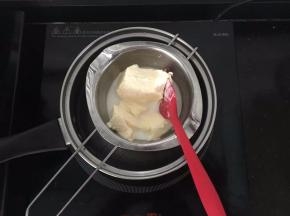 奶油奶酪和牛奶倒入锅中隔热水搅拌。