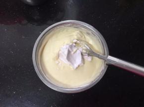 然后再倒入剩余的三分之一蛋白霜。