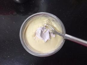 然后再倒入剩余的三分之一蛋白霜。