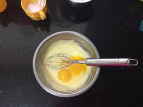 待放至微热时加入蛋黄。