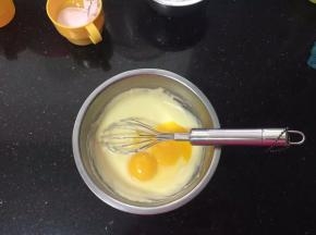 待放至微热时加入蛋黄。