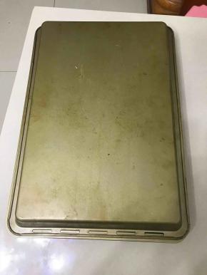 上面再盖上一烤盘。