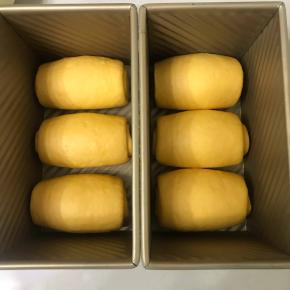 摆放在吐司盒里，四面要留有余地。