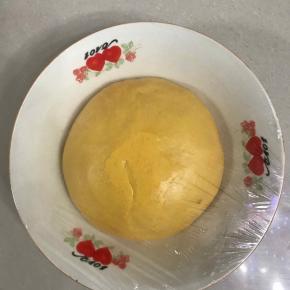 拿出来整圆放入碗中盖上保鲜膜。