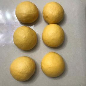 轻拍面团排气，平均分成六份滚圆。