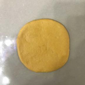 擀成长方形，自上而下自然卷好。