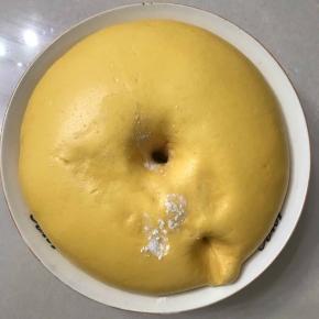 送进发酵箱，温度控制在26 度一发，发酵二倍大用手指沾面粉戳洞洞口不回缩不塌陷为好。