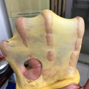 揉至扩展阶段加入软化的黄油，五档揉至完全扩展阶段，出手套膜洞口边上是光滑的。