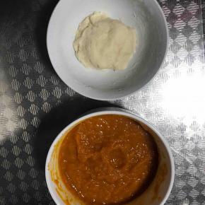 高筋面粉加入沸水搅拌成团，南瓜去皮切小块微波炉高火加热6 分钟用筷子搅拌二者放凉备用。