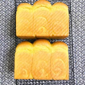 送入提前预热好的烤箱中下层，上火160 度下火170 度45 分钟，稍有上色立即加盖锡纸，出炉后震二下立即脱模，侧放在烤网上，凉至手温密封保存。