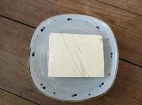 老豆腐一块，用清水冲洗干净