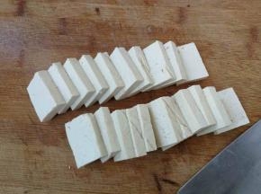 切成厚度约1cm的片状