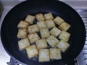 翻面后，继续大火煎2分钟