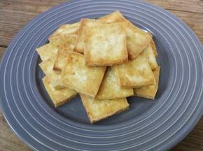 煎至两面金黄，捞出豆腐块装盘