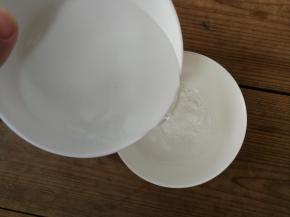 半碗清水（约60g）加入玉米淀粉，搅拌均匀备用